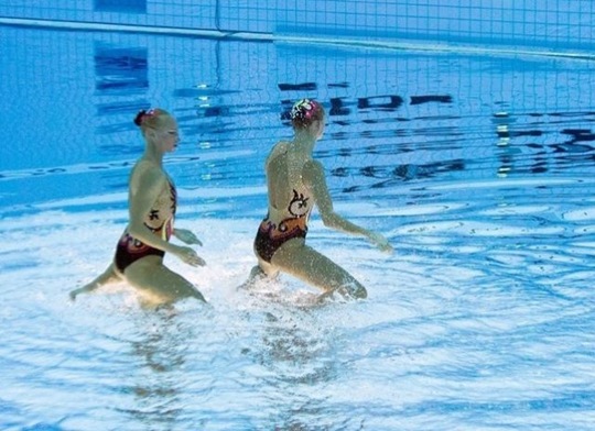 [synchronized-swimmers-underwater-9%255B2%255D.jpg]