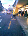 Il est jaune, la piste est jaune, ça doit être une zone réservée pour lui.