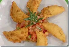 Ravioli fritti con macedonia di pomodoro