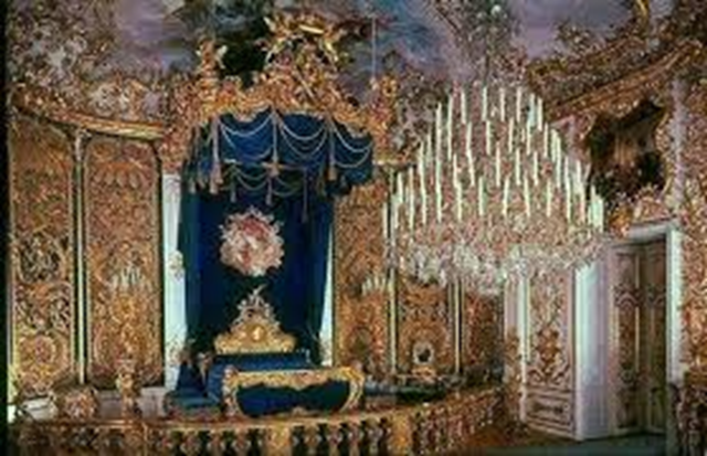 Otra foto de la habitación de Luis II, donde se puede apreciar el estilo Versalles Otra foto de la habitación de Luis II, donde se puede apreciar el estilo Versalles