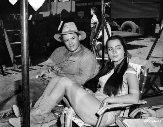 Rod Steiger y Sara Montiel en un descanso del rodaje de Yuma (1957).