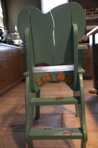 And it seems like the bone-shaped chair back is a swing-in gate for easy entry.