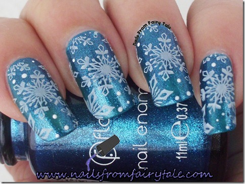 matching manicure - snowflakes 2