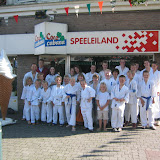 Maandag 2 juli organiseerde Sempai Sinisa Cosic voor de karate-leden van dojo Bolsward wederom de jaarlijkse Strandtraining op Makkum. Het weer werkte prima mee en de aanwezig karateka's werden opnieuw getrakteerd op een gesponsord ijsje door Snackbar Cococabana uit Bolsward. Strandtraining Makkum 2007