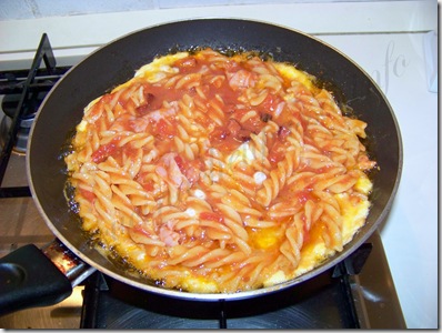 Ricetta frittata di pasta pancetta prosciutto uova (12)