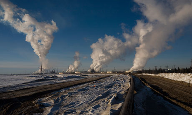 Syncrude Canada Ltd's tar sand production facility in Alberta. TransCanada, the company that wants to build a controversial oil pipeline from western Canada to Texas claimed on 19 February 2013 that shutting down the oil sands at its source would have no measurable effect on global warming. Photo: Veronique de Viguerie / Getty Images