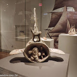 Escultura dos Primeiros Povos, em vértebra de baleia -  ROM - Toronto, Ontario, Canadá