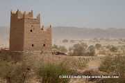 A typical adobe house near Markha, Shabwa. مدينة مرخة بمحافظة شبوة