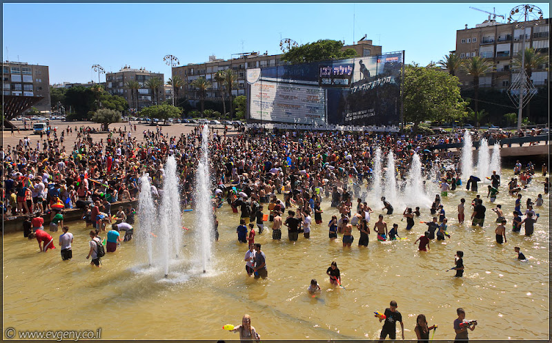 il/Настоящее мочилово в центре Тель Авива (20110701 ta water war 049 6795)