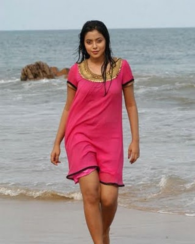 Telugu Hot Actress Poorna Wallpapers Gallery 2011