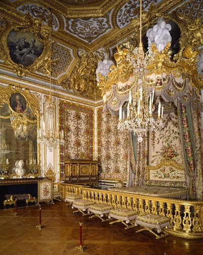 Dormitorio de Luis XIV. Mas actuales son los aposento interiores del rey, de carácter privado y que están decorados con boisieres o paneles dorados. Dormitorio de Luis XIV. Mas actuales son los aposento interiores del rey, de carácter privado y que están decorados con boisieres o paneles dorados.