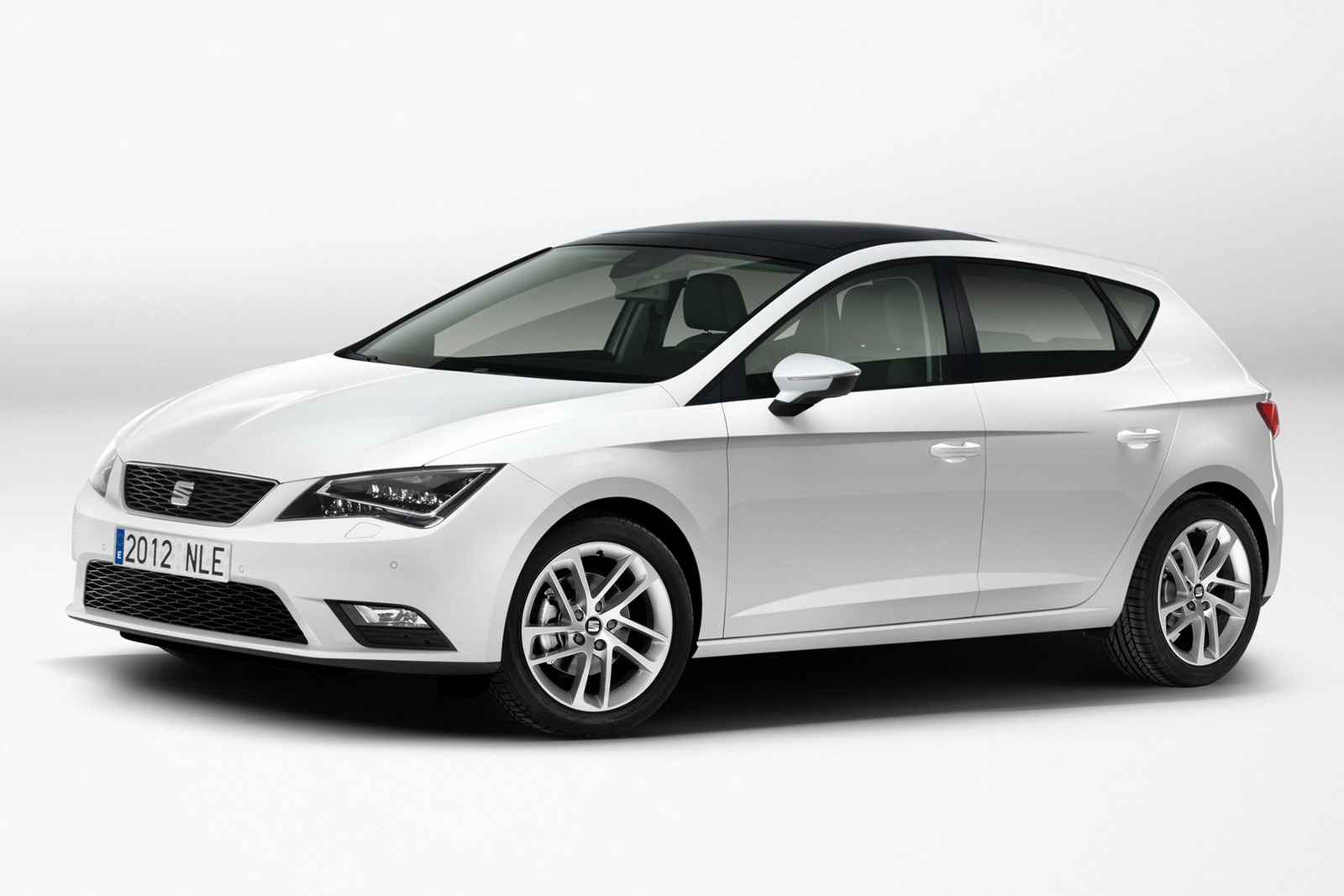2013-Seat-Leon-Standart-Official-1.jpg