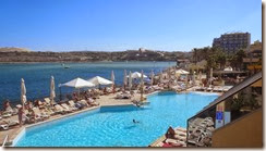 Auch so kann man schön schwimmen - am 17. Oktober 2013 auf Malta