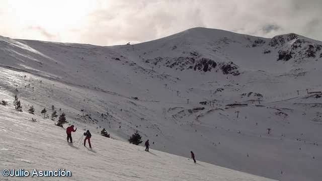 [Esquiadores-y-al-fondo-el-monte-San-.jpg]