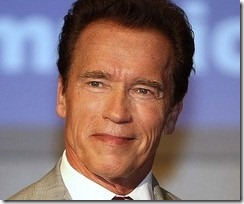 Arnold Schwarzenegger hadba száll egy fegyvergyártóval