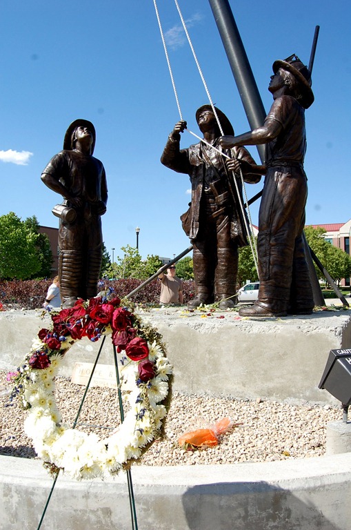 [memorialstatues129.jpg]
