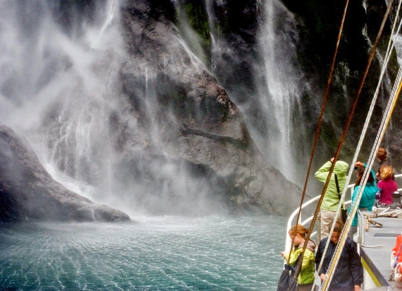 milford-sound-waterfalls-4