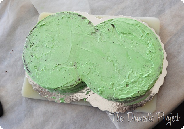 TheDomesticProject - Simple step by step instructions for decorating a Cars cake  (4)