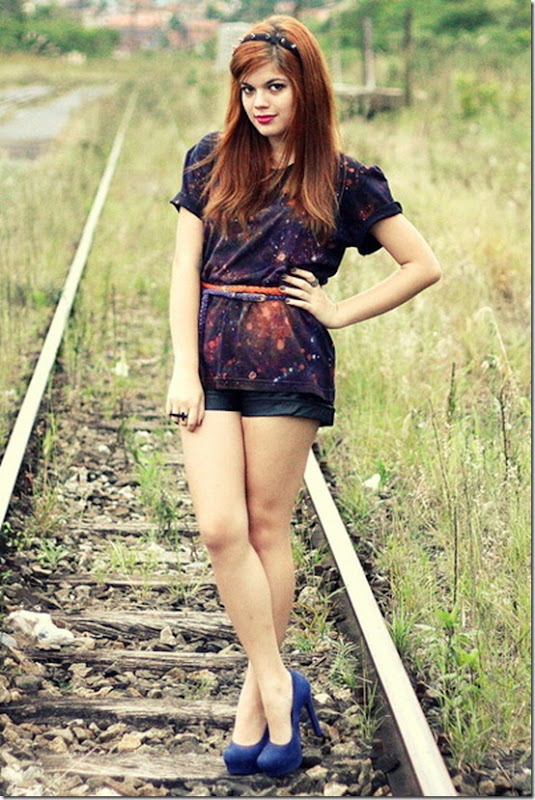 galaxy-print-diy-shirt-leather-shorts-vintage-shorts-via-marte-pumps_400