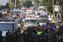 MÉXICO, D.F., 21OCTUBRE2011.- Un helicoptero del Estado de México se desplomo atras de los Viveros de Coyoacán. Entre las personas que viajaban se encontraba el Secretario de Desarrollo Metropolitano quien resultó lesionado, dos personas más perdieron la vida en el accidente. Elementos antimotinesmantienen resguardado la zona para que peritos realizen los peritajes correspondientes.
FOTO: SAÚL LÓPEZ/CUARTOSCURO.COM