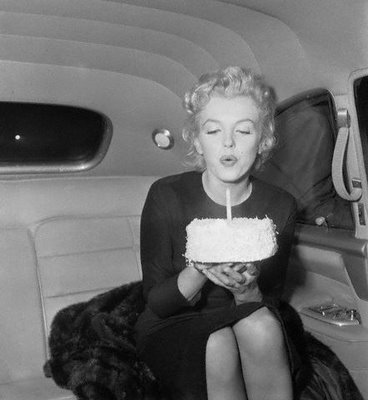 [marilyn-monroe-birthday-cake%255B5%255D.jpg]