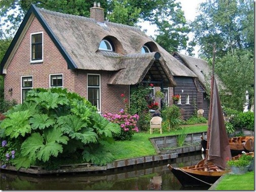 a_dutch_village_only_accessible_by_boat_640_29