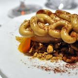 Meringue au café, glace chocolat, noisettes et fruit de la passion. Avant...