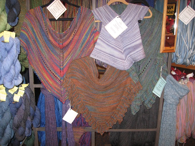 [20111203ARFiberArtsEx322.jpg]