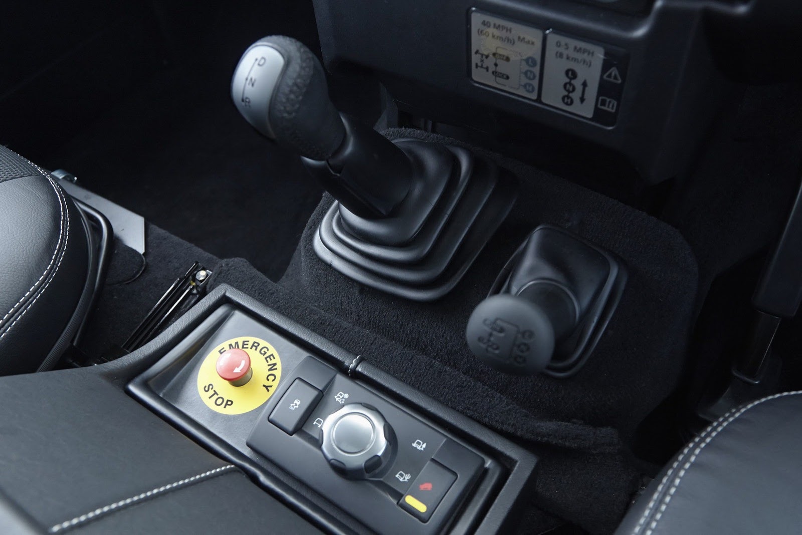 Land-Rover-Defender-Electric-7[2].jpg