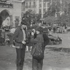1984 - kraków profesor zofia ogórek nawet na wycieczce przekazuje tajniki fotografowania.jpg 1984 - kraków profesor zofia ogórek nawet na wycieczce przekazuje tajniki fotografowania.jpg