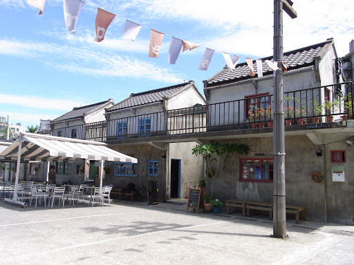 おしゃれエリアに来ました。…が、ほぼ休み。