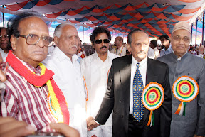ಸಾಹಿತಿ ಚಂದ್ರಶೇಖರ ಪಾಟೀಲ್, ಮಾಜಿ ಮುಖ್ಯಮಂತ್ರಿ ಎಸ್. ಬಂಗಾರಪ್ಪ ಕವಿ ನಿಸಾರ್ ಅಹಮದ್,  ಮತ್ತು ಸಾಹಿತಿ ಚನ್ನವೀರ ಕಣವಿ ಅವರೊಂದಿಗೆ