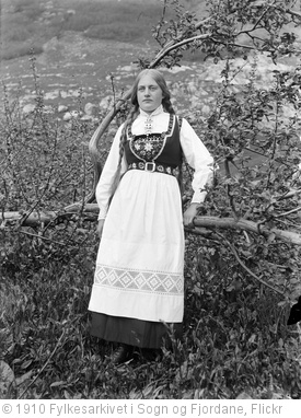 'Woman in bunad' photo (c) 1910, Fylkesarkivet i Sogn og Fjordane - license: http://www.flickr.com/commons/usage/