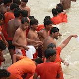Tous viennent remplir leurs bidons dans le Gange