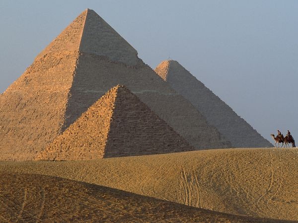 [giza-pyramids_24757_600x4503.jpg]