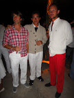 Ezequiel Nervi y el grupo más colorido de la fiesta de blanco. Foto: Mirabaires.
