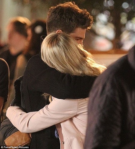 Emma Stone and Andrew Garfield on the Set of The Amazing Spider-Man 2 09