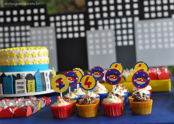 [mesa-2-cupcakes--festa-infantilsuper-heroi-universo-materno%255B4%255D.jpg]