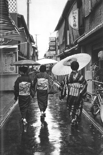 The patterns on these kimonos and even the spirals of their pareilles are exquisite.