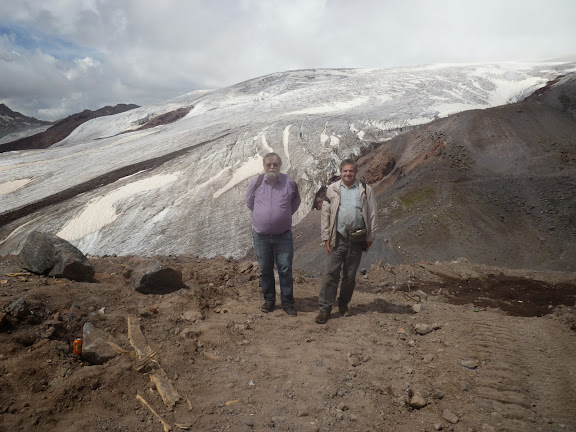J. Michel et J. Marquet devant les glaciers de l'Elbruz à 3700 m (Terskol, Kabardino-Balkarie), 13 août 2014. Photo : Y. Berezhnoi