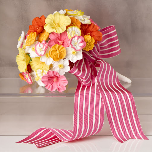 Naomi created this bouquet of Fancy Flours sugar hibiscus, pansies, and daffodils. Naomi created this bouquet of Fancy Flours sugar hibiscus, pansies, and daffodils.