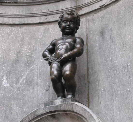 Tribute-To-Peeing-Statues-98