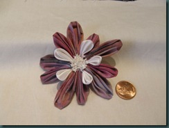 Kanzashi with three types of petals Kanzashi with three types of petals