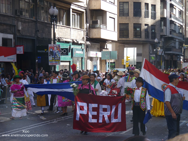 latinos-en-la-ofrenda-de-flores-a-la-virgen-del-pilar.JPG