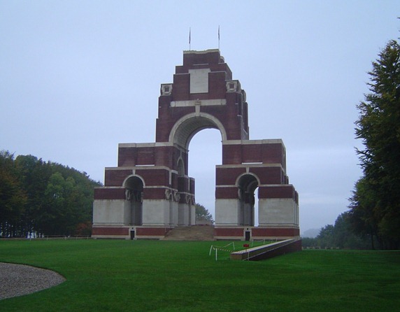 La ncropole de Thiepval: sur les plaques de marbre blanc en bas du monument sont ports les noms de 72 205 soldats britanniques tus dans la Somme La ncropole de Thiepval: sur les plaques de marbre blanc en bas du monument sont ports les noms de 72 205 soldats britanniques tus dans la Somme