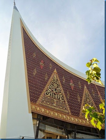 800px-West_Sumatra_Grand_Mosque_(Development_Jan_2012_04)