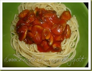 Spaghetti con sugo rosso piccante ai funghi (8)