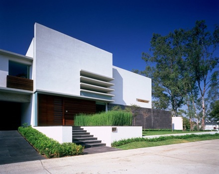 Una casa moderna con materiales nobles que genera un lenguaje sobrio