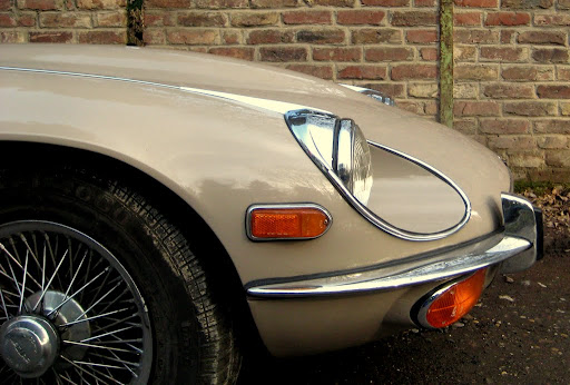The Jag-Eye...the originally unwanted version.. Jaguar XK-E, with Head-Light-Cover-Kit. The Head-Lamp-Cover Conversion-Kit made by designer Stefan Wahl in the tradition of Malcolm Sayer. / Jaguar e-Type mit Scheinwerferabdeckungen, designed und hergestellt von Designer Stefan Wahl in der Tradition von Malcolm Sayer.