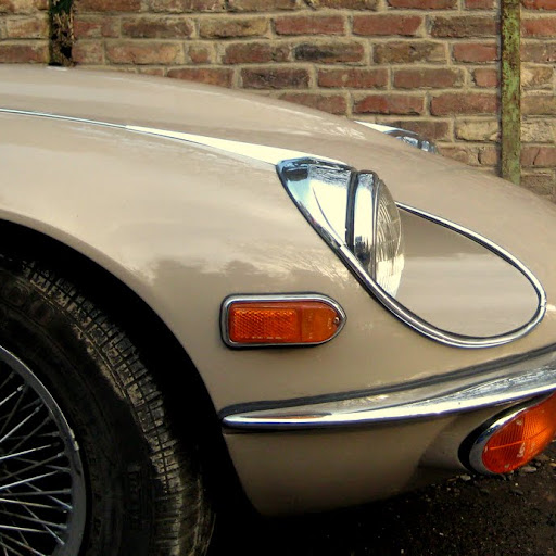 The Jag-Eye...the originally unwanted version.. Jaguar XK-E, with Head-Light-Cover-Kit. The Head-Lamp-Cover Conversion-Kit made by designer Stefan Wahl in the tradition of Malcolm Sayer. / Jaguar e-Type mit Scheinwerferabdeckungen, designed und hergestellt von Designer Stefan Wahl in der Tradition von Malcolm Sayer.